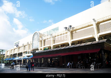 Australische Menschen und fremden Reisenden besucht Reisen und Einkaufen bei Myer City Store in Perth's Forrest Chase am 22. Mai 2016 in Perth, Australien Stockfoto