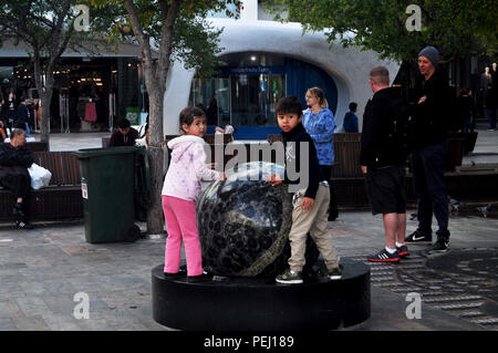 Australische Kinder spielen Stone Circle im Patio outdoor Aktivitäten von Myer City Store und Shopping Mall in Perth's Forrest Chase am 22. Mai, 20. Stockfoto