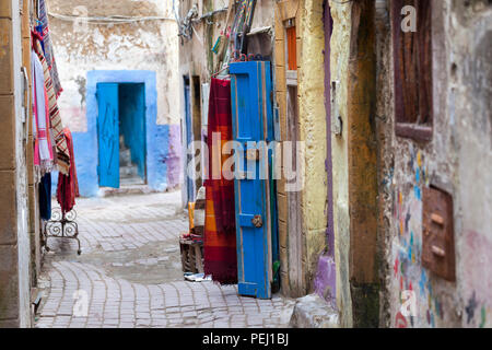 Schmale bunte Straße in der alten Medina von Essaouira in Marokko Stockfoto