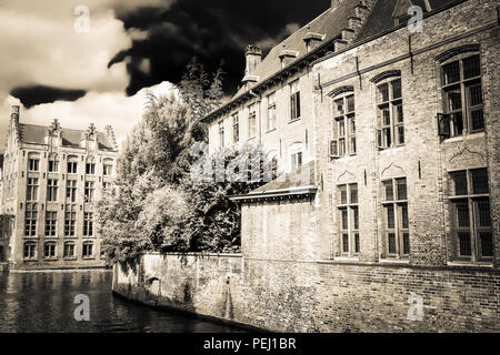 Schwarze und weiße Landschaft Ansicht der Stadt von Brügge in Belgien, mit dem Fluss im Vordergrund und die Stadt und traditionelles Gebäude im Hintergrund Stockfoto