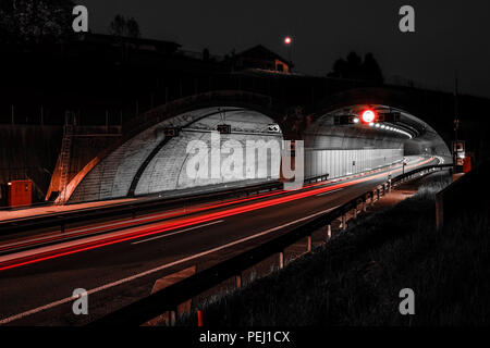 Lange Belichtung geschossen von einer Autobahn in der Nähe von Fribourg in der Schweiz, mit Fahrzeuge sind bei der Einfahrt in Tunnel Stockfoto