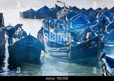 ESSAOUIRA, Marokko - Januar 9, 2018: Fischer in traditionellen Blau Fischerboote im Hafen von Essaouira. Stockfoto