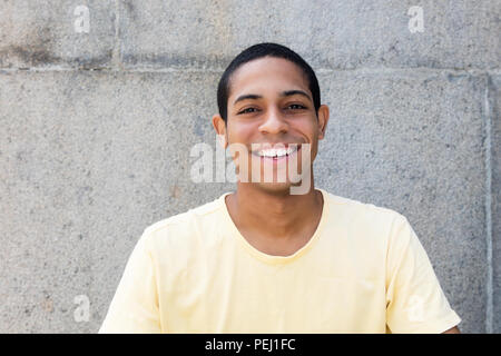 Porträt eines ägyptischen junger erwachsener Mann draußen mit Kopie Raum Stockfoto
