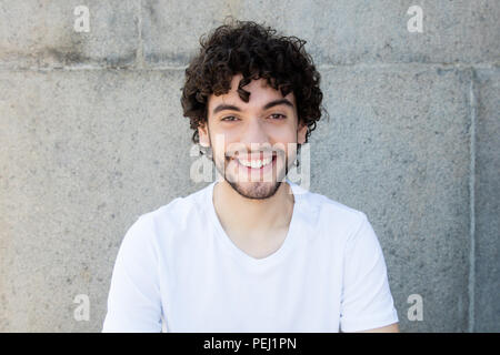 Porträt einer stattlichen kaukasischen junger erwachsener Mann mit Bart im freien Raum mit kopieren