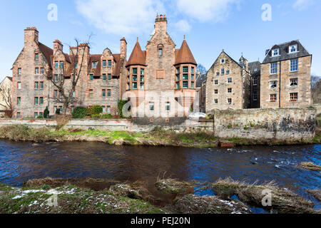 Historische Häuser entlang Leith Fluss im Dean Village in Edinburg Stockfoto