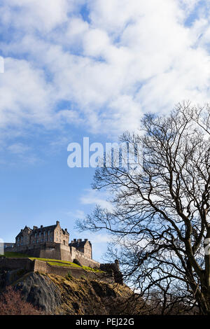 Das Edinburgh Castle von der Princes Street Garden an einem sonnigen Tag Stockfoto