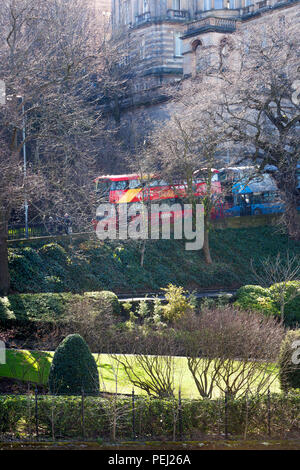 Die Princes Street Garden mit Doppeldeckerbussen im Hintergrund an einem sonnigen Tag in Edinburgh Stockfoto