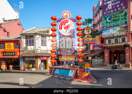 Melaka, Malaysia - 13. August 2018: Street View der Jonker Street entfernt, das Zentrum von Chinatown in Malakka. Stockfoto