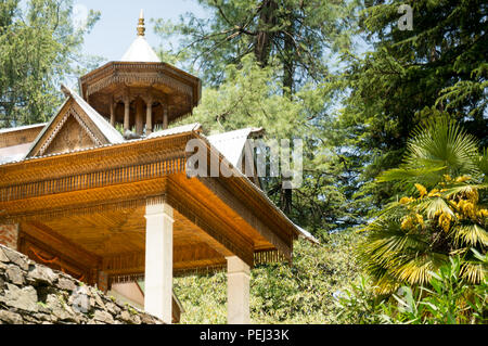 Bhadrakali-Tempel in der Mitte des Waldes in Shimla Stockfoto