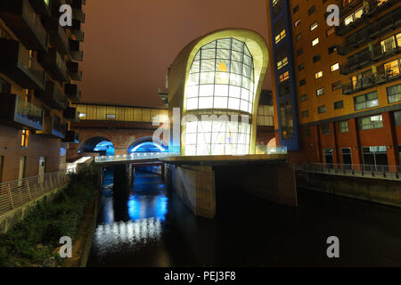 Die neu gebauten Eingang Süd zu Leeds Station in der Nacht. Stockfoto