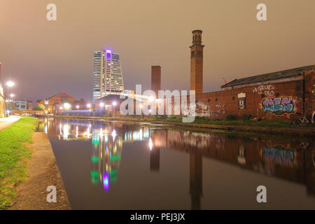 Turm Reflexionen über den Kanal in Leeds. Mit Bridgewater Ort Wolkenkratzer & Tower arbeitet Stockfoto