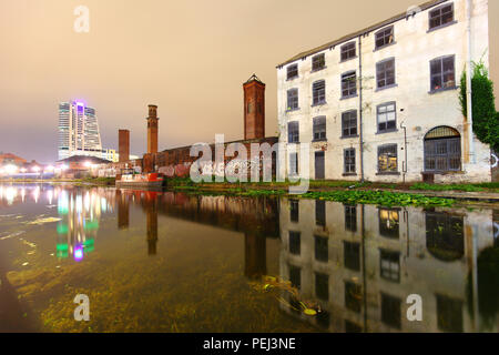 Turm Reflexionen über den Kanal in Leeds. Mit Bridgewater Ort Wolkenkratzer & Tower arbeitet Stockfoto