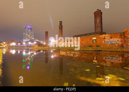 Turm Reflexionen über den Kanal in Leeds. Mit Bridgewater Ort Wolkenkratzer & Tower arbeitet Stockfoto