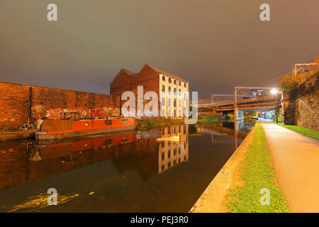 Suche entlang der Leeds Liverpool Canal an Granary Wharf in Leeds bei Nacht Stockfoto