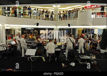 150830-N-ZB 122-013 PATTAYA, Thailand (30. August 2015) Die US-Flotte 7 Band, "Orient Express", führt im Royal Garden Shopping Center während der Zusammenarbeit flott Bereitschaft und Weiterbildung (Karat) Thailand 2015. In seinem 21. Jahr, CARAT ist eine jährliche bilaterale Übung Serie mit der US Navy, US Marine Corps und der bewaffneten Kräfte der neun Partner Nationen einschließlich, Bangladesch, Brunei, Kambodscha, Indonesien, Malaysia, den Philippinen, Singapur, Thailand, Timor-Leste. (U.S. Marine Foto von Mass Communication Specialist 2. Klasse Chelsy Alamina/Freigegeben) Stockfoto