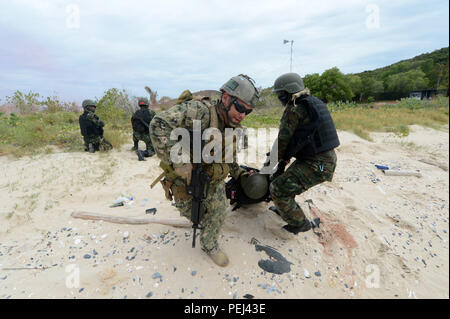 150828-N-FN 215-222 Sattahip, Thailand (Aug. 28, 2015) - elektrogeselle 1. Klasse Dante Coppock, an die in den Küstenzonen Riverine Squadron 4 zugeordnet, und die Mitglieder der Royal Thai Navy Riverine Patrol Regiment einen simulierten Unfall während einer Unfallversicherung Evakuierungsübung in Sattahip, Thailand, 12.08.28, bei der während der Zusammenarbeit flott Bereitschaft und Weiterbildung (Karat) Thailand 2015. In seinem 21. Jahr, CARAT ist eine jährliche bilaterale Übung Serie mit der US Navy, US Marine Corps und der bewaffneten Kräfte der neun Partner Nationen einschließlich, Bangladesch, Brunei, Kambodscha, Indonesien, Malaysia, den Philippinen, Singapur Stockfoto