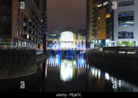 Die neu gebauten Eingang Süd zu Leeds Station in der Nacht. Stockfoto