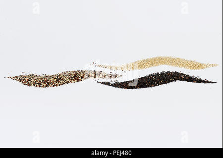 Körner von Schwarz, Tricolour und weißen Quinoa auf weißem Hintergrund. Stockfoto