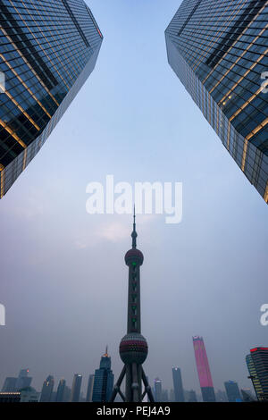 Oriental Pearl Tower zwischen IFC Gebäuden eingerahmt Stockfoto