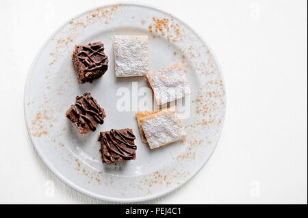 Leckere Schokolade Brownies und Alfajores. Auf einem weißen Hintergrund. Stockfoto