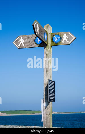 Anglesey Küstenweg hölzernen Wegweiser zeigen drei Richtungen Cemlyn Bay, Cemaes, Isle of Anglesey, Wales, Großbritannien, Großbritannien Stockfoto