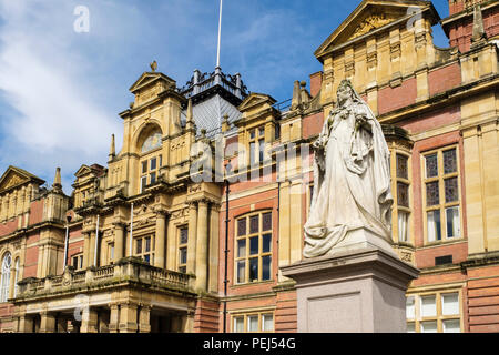 Statue von Queen Victoria vor dem Rathaus Gebäude. Leamington Spa, Warwickshire, West Midlands, England, Großbritannien, Großbritannien Stockfoto