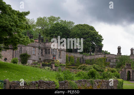 Tissington Hall, durch den FitzHerbert im Familienbesitz seit 1465, Tissington, Derbyshire Dales, UK an einem bewölkten Tag Stockfoto