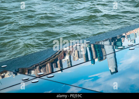Reflexionen auf die Skyline von New York in das Dach eines Bootes Stockfoto