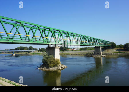 Waterfront Blick auf alten grünen Eisen bahn Brücke über Fluss Drava in der kroatischen Stadt Osijek in einem Sommer sonnigen Tag Stockfoto