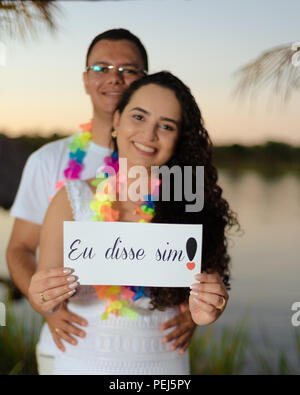 Leidenschaftlich und glückliches Paar nach dem Akzeptieren der Ehe, verschiedenen Posen und Wechselwirkungen dieser neuen Paar Stockfoto