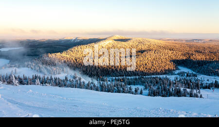 Ski Resort in Ruka im Winter, Finnland. Stockfoto