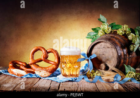 Bierkrug mit Brezel und bayerische Dekoration Stockfoto