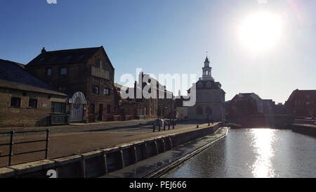 Custom House zusammen mit der Statue von Captain George Vancouver, Kings Lynn, Norfolk, Großbritannien Stockfoto