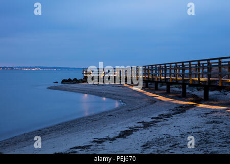 Beleuchtete pier, Niendorf, Ostsee, Timmendorfer Strand, Lübecker Bucht, Schleswig-Holstein, Deutschland, Europa Stockfoto