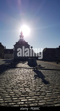 Custom House zusammen mit der Statue von Captain George Vancouver, Kings Lynn, Norfolk, Großbritannien Stockfoto