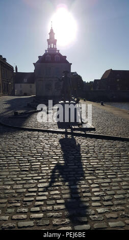 Custom House zusammen mit der Statue von Captain George Vancouver, Kings Lynn, Norfolk, Großbritannien Stockfoto