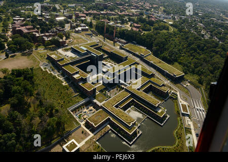 Aus der Vogelperspektive des Douglas A. Munro Coast Guard Headquarters Building im Südosten von Washington, D.C., aus einem MH-65 Dolphin Hubschrauber. Das Gebäude wurde im Rahmen des Konsolidierungsprojekts des Department of Homeland Security am St. Elizabeths West Campus fertiggestellt und unterstützt administrative, operative und personelle Funktionen der Küstenwache. Die Einrichtung verfügt über ein LEED-zertifiziertes Design für Energieeffizienz, zentralisierte Büroflächen und Sicherheitsinfrastruktur, wodurch die Missionsleistung der Küstenwache und die organisatorische Koordination verbessert werden. Stockfoto