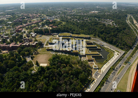 Das Douglas A. Munro Coast Guard Headquarters Building im Südosten von Washington, D.C., wird von einem MH-65 Dolphin Hubschrauber gesehen. Als Teil der DHS-Konsolidierung auf dem St. Elizabeths West Campus unterstützt der Standort USCG-Betrieb, -Verwaltung und -Personalmanagement. LEED-zertifiziertes Design verbessert Nachhaltigkeit, Energieeffizienz und zentralisierten Arbeitsbereich, verbessert die Koordination, die Betriebsbereitschaft, und Infrastruktur für die Leitung und das Personal der Küstenwache in allen Missionen. Stockfoto