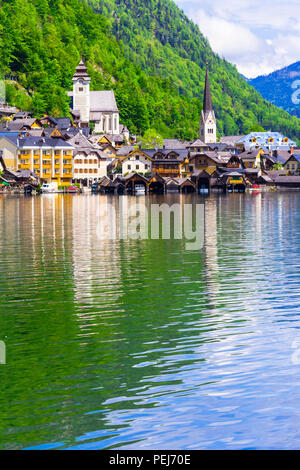 Schönen Hallstatt Dorf, mit Blick auf den See und die traditionellen Häuser, Österreich. Stockfoto