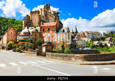 Schöne Estaing Dorf, Ansicht mit alten Burg und Häuser, Frankreich. Stockfoto