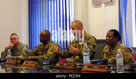 Command Sgt. Maj. Rodney Rhoades, der 21 Theater Sustainment Command senior Soldaten Leader und Präsident des Verwaltungsrats, Fragen ein Kandidat als Vorstandskollegen Master Sgt. Duane gehalten (links) der 7. Mission Support Command, Sgt. Maj Daniel Hilton, TSC Karriereratgeber, und Sgt. Maj. Crecencia Jeter des 1. des TSC Humanressourcen Sustainment Zentrum Blick auf während der Aufbewahrung Noncommissioned Officer und Karriere Ratgeber des Jahres Wettbewerb board im November an der Panzer Kaserne statt. Mitglieder gebeten, eine Reihe von Fragen zu allgemeinen militärischen Themen, Karriere-spezifische Stockfoto