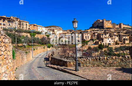Traditionelle mittelalterliche Dorf Alquezar, Panoramaaussicht, Spanien. Stockfoto