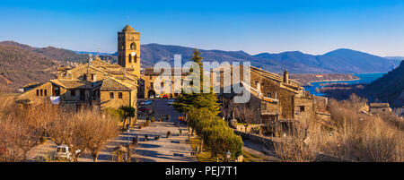 Schöne Ainsa Dorf, mit alten casthedral, Häuser und Berge, Spanien. Stockfoto
