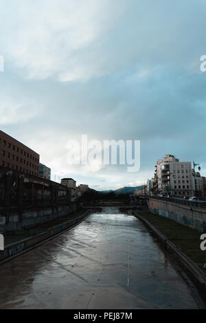 Foto der Málaga Fluss in einer regnerischen Tag mit Wolken und blauem Himmel, Reflexionen in den Boden, der das Wasser der Regen und der Sturm in den Sonnenuntergang. Stockfoto