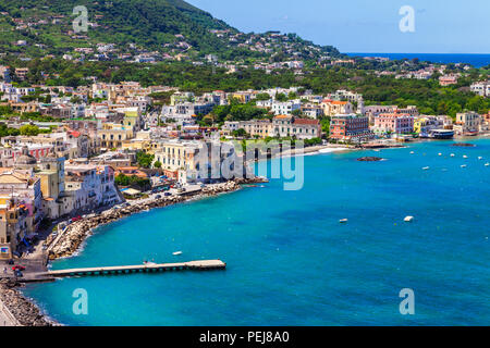 Wunderschöne Insel Ischia, Aussicht mit Blick auf das Meer, die Alte Burg und Häuser, Italien. Stockfoto