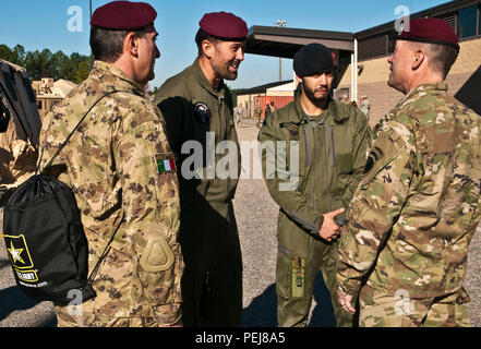 Us-Armee Generalmajor Daniel R. Ammerman, der kommandierende General der US-Armee die zivilen Angelegenheiten & psychologische Operations Command (Airborne), interagiert mit Partner-Nation jumpmasters während des 18. jährlichen Randy Oler Memorial Betrieb's Toy Drop Lotterie am Dez. 3, 2015 Papst Feld, N.C. Betrieb Spielzeug drop wurde von USACAPOC. Während Betrieb's Toy Drop primäre Mission ist es, Spielzeug zu sammeln und an bedürftige Kinder während der Ferienzeit zu verteilen, es bietet auch die Möglichkeit, auswärtige Fallschirmjäger springen - Flügel durch die Durchführung von luftgestützten Hilfsaktionen mit ausländischen Jumpmasters verdienen. Oper Stockfoto