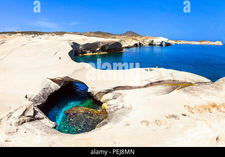 Einmalige Felsen in Sarakiniko, Insel Milos, Griechenland Stockfoto