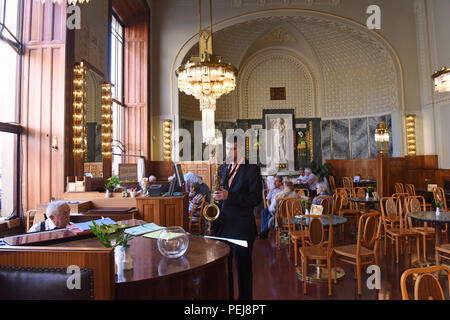 Live Musik im Cafe Restaurant des Prager Gemeindehaus Tschechische Republik Stockfoto