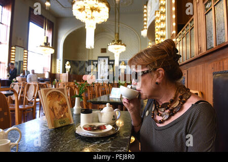 Dame Frau, Tourist, am Nachmittag Kaffee und Kuchen im Gemeindehaus Prag Tschechische Republik Stockfoto