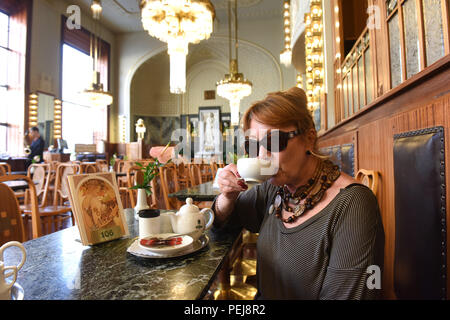 Dame Frau, Tourist, am Nachmittag Kaffee und Kuchen im Gemeindehaus Prag Tschechische Republik Stockfoto